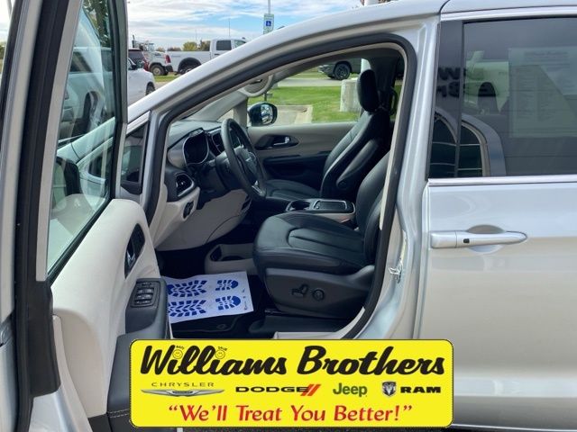 2024 Chrysler Pacifica Touring L - Silver Mist Clearcoat exterior view 12