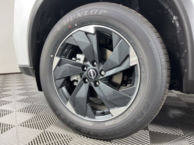 2025 Everest White Pearl Nissan Rogue SV FWD SUV