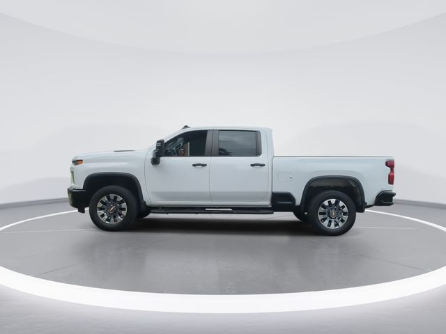 Used 2023 White Chevrolet Custom image 5
