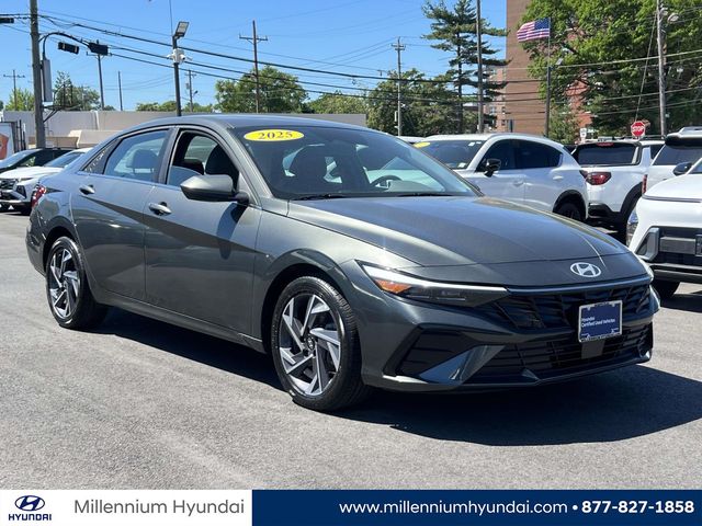 Gray 2025 Hyundai Elantra SEL Convenience FWD Sedan Front-Wheel Drive Continuously Variable Transmission