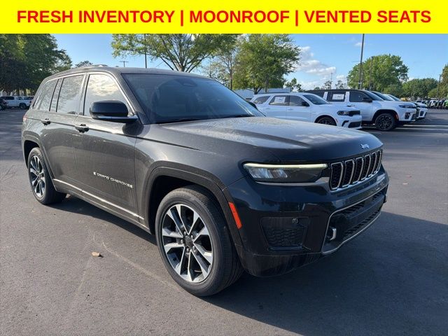 Diamond Black Crystal Pearlcoat 2022 Jeep Grand Cherokee Overland 4WD SUV / Crossover Four-Wheel Drive 8-Speed Automatic
