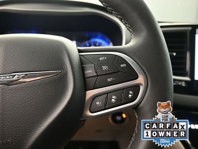 2023 Chrysler Pacifica Touring L photo