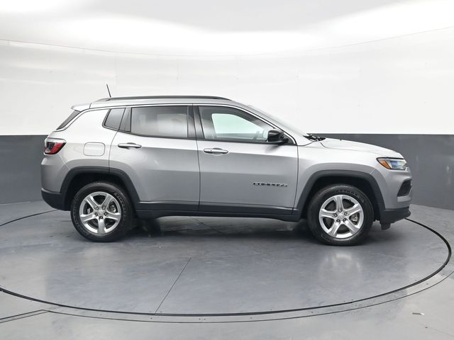 Used 2023 Silver Jeep Latitude image 3