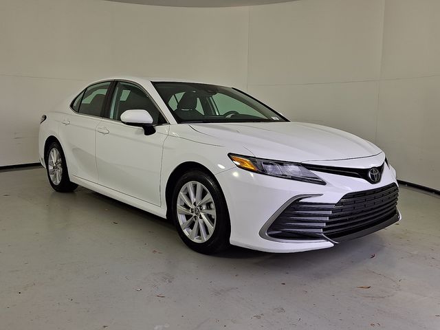 2024 Toyota Camry LE's photo