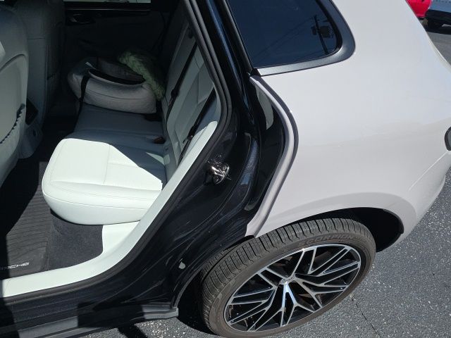 Used 2025  Porsche Base image 19