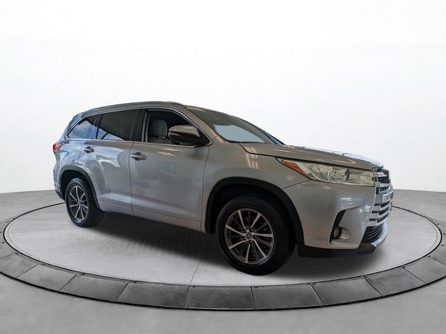 Celestial Silver Metallic 2018 Toyota Highlander XLE SUV / Crossover Front-Wheel Drive 8-Speed Automatic