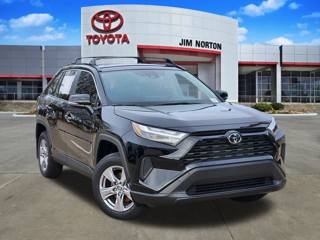 2025 Toyota RAV4 XLE's photo