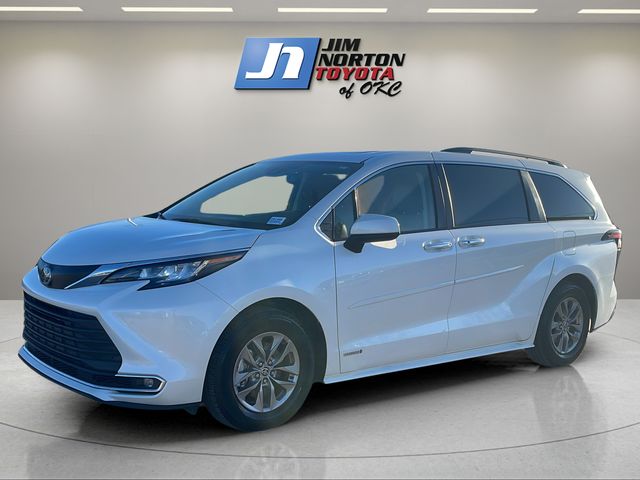 2021 Toyota Sienna XLE's photo