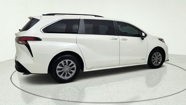 2021 Toyota Sienna XLE White at Community Toyota