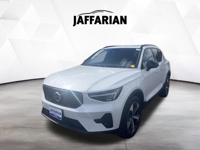 Crystal White 2024 Volvo XC40 SUV / Crossover Automatic