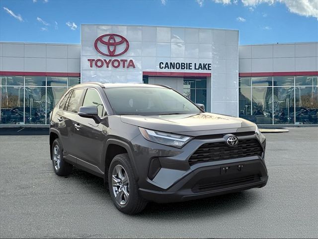 2025 Toyota RAV4 LE's photo