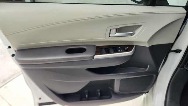 2021 Toyota Sienna XLE White at Community Toyota