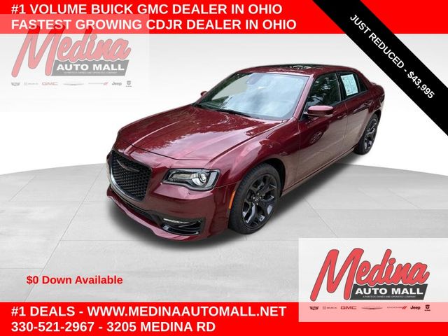 Velvet Red Pearlcoat 2023 Chrysler 300 Sedan Rear-Wheel Drive 8-Speed Automatic