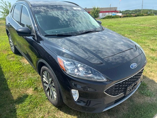  2022 Ford Escape Hybrid Titanium AWD   