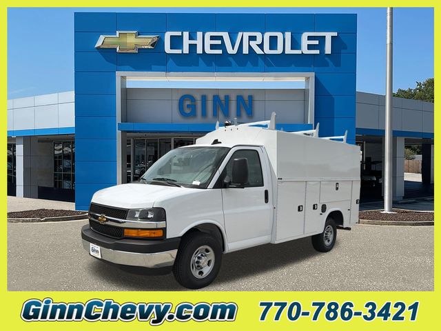 Summit White 2026 Chevrolet Express Chassis 3500 Cutaway 139 Van Rear-Wheel Drive 8-Speed Automatic