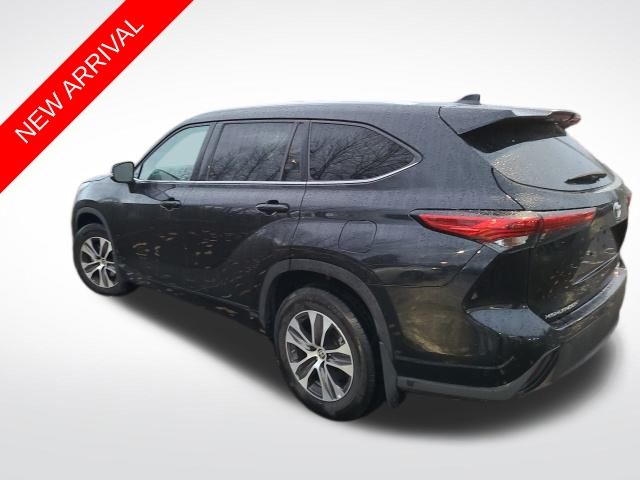 2022 Toyota Highlander XLE 2