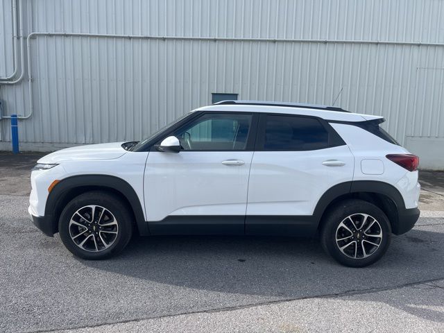 Used 2025 White Chevrolet LT image 9