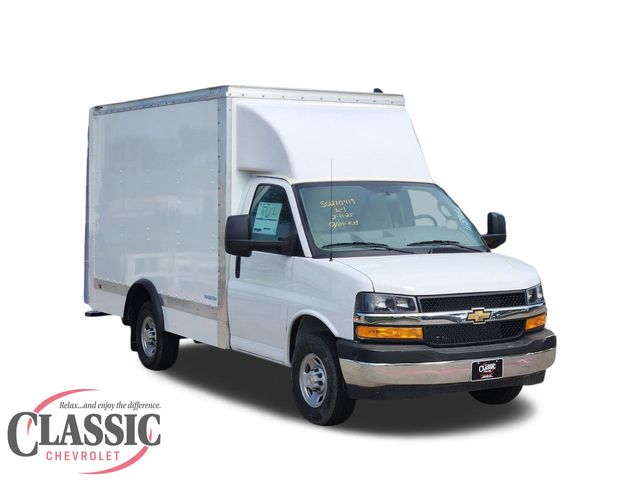 Summit White 2025 Chevrolet Express Chassis 3500 Cutaway 139 Van Rear-Wheel Drive 8-Speed Automatic