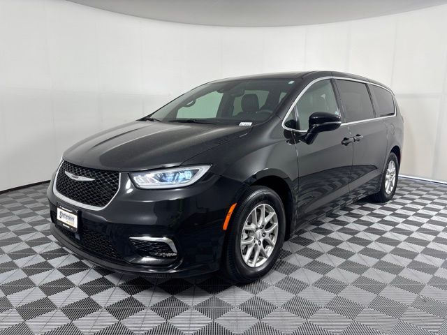 Used 2025 Chrysler Pacifica Van