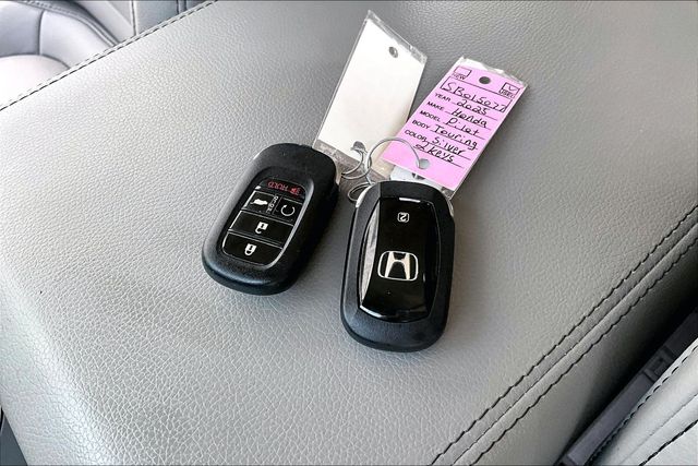 Used 2025 Honda Pilot Touring 4D Sport Utility