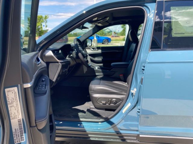 2026 Jeep Grand Cherokee Limited - Steel Blue exterior view 11