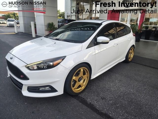 Oxford White 2017 Ford Focus Hatchback Front-Wheel Drive 6-Speed Manual