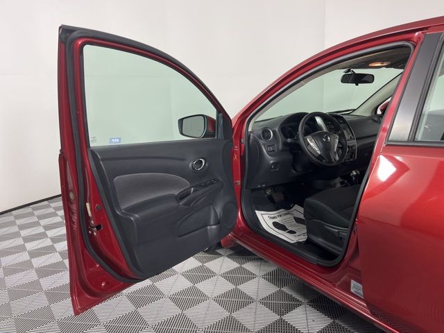 2017 Nissan Versa 1.6 SV 16