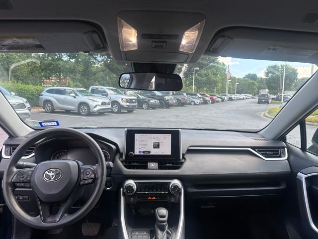 2025 Toyota RAV4 XLE - Photo 8