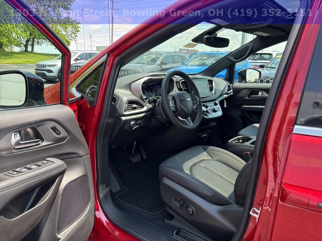 New 2025 Chrysler Pacifica Select 4D Passenger Van