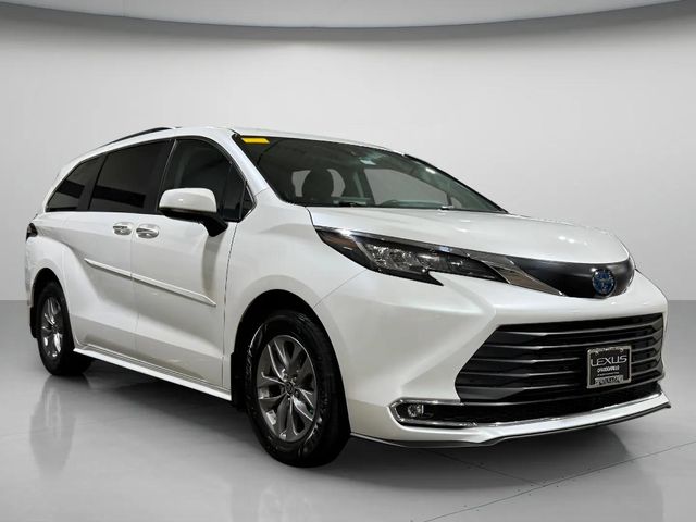 White (Wind Chill Pearl) 2022 Toyota Sienna Minivan Front-Wheel Drive Continuously Variable Transmission