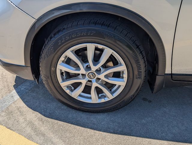 2017 Nissan Rogue SV - 8