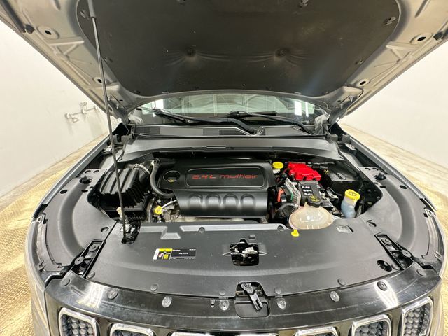 Used 2021 Silver Jeep Latitude image 18