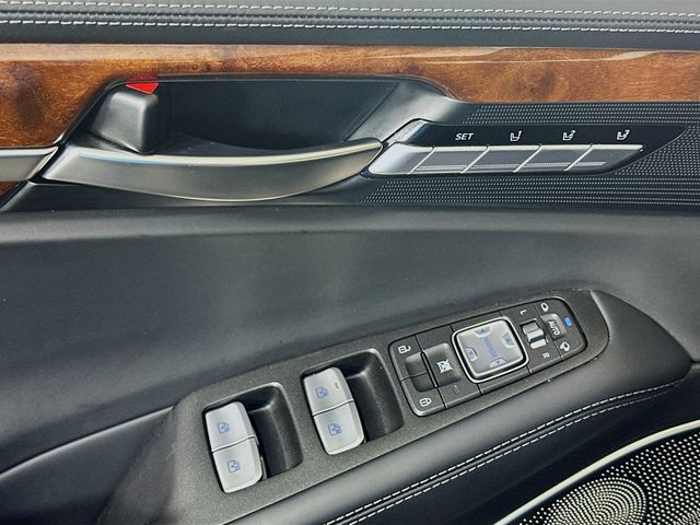 Thumbnail: 2019 Genesis G90 - 18