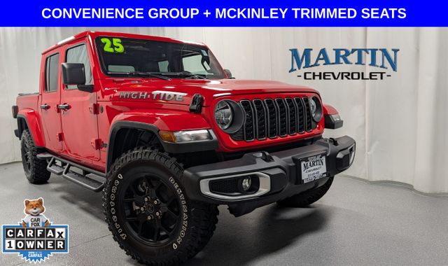 Firecracker Red Clearcoat 2025 Jeep Gladiator Pickup Truck Four-Wheel Drive 8-Speed Automatic