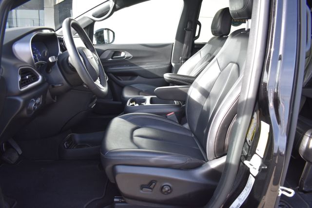 Used 2025 Chrysler Pacifica Van