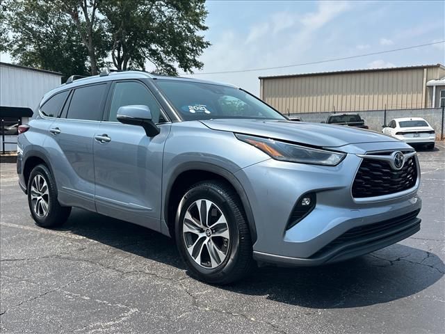Moon Dust 2021 Toyota Highlander SUV / Crossover Front-Wheel Drive 8-Speed Automatic