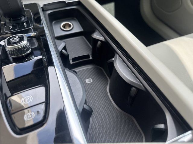 2025 Volvo XC60 Plug-In Hybrid T8 Plus photo