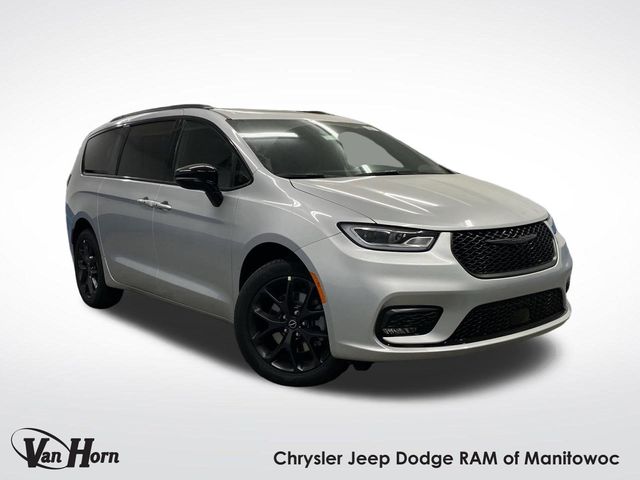 2026 Chrysler Pacifica Select's photo