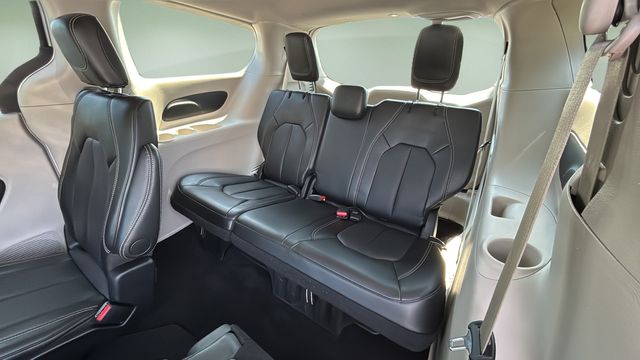 Used 2024 Silver Chrysler Touring L image 33