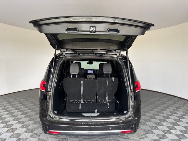 Used 2025 Chrysler Pacifica Van