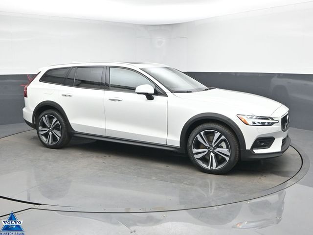 2025 Volvo V60 Cross Country B5 Plus AWD