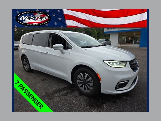 Bright White Clearcoat 2022 Chrysler Pacifica Hybrid Minivan Front-Wheel Drive Continuously Variable Transmission