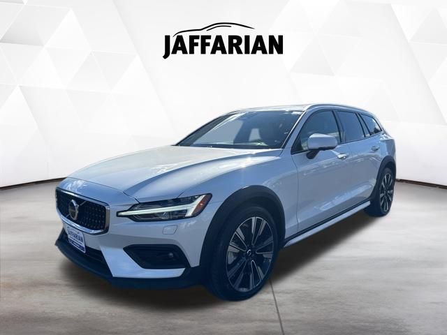 Crystal White 2025 Volvo V60 Cross Country B5 Ultra AWD Wagon All-Wheel Drive Automatic