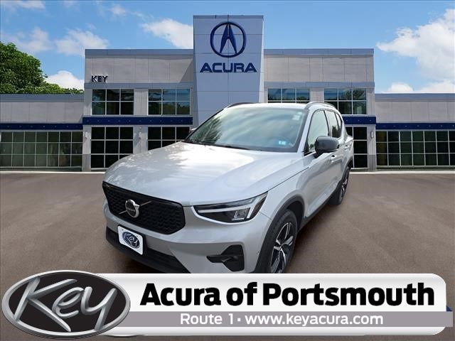 Silver 2023 Volvo XC40 B5 Plus Dark Theme AWD SUV / Crossover All-Wheel Drive Automatic