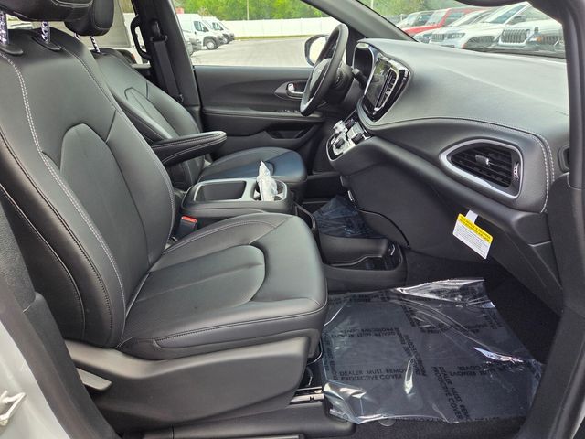 New 2026 Silver Chrysler Select image 15