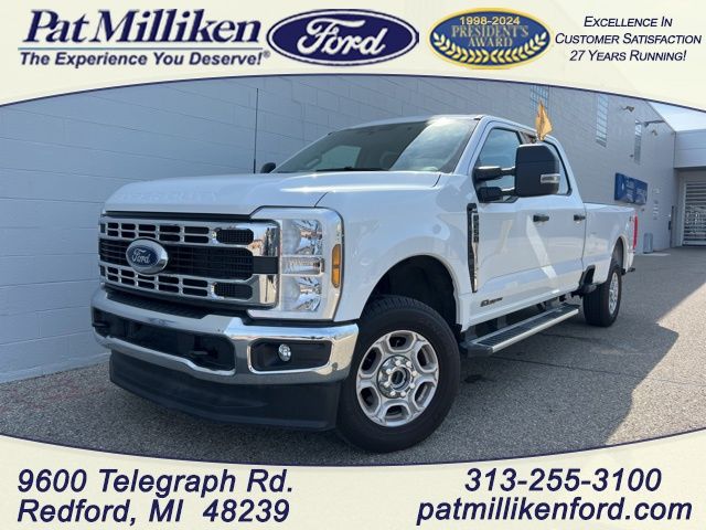Oxford White 2025 Ford F-250 Super Duty XLT Crew Cab 4WD Pickup Truck Four-Wheel Drive Automatic