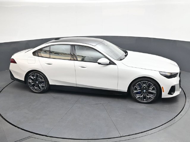 New 2027 White BMW 550e xDrive image 23
