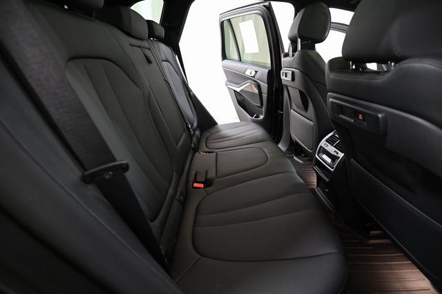 Used 2022 Black BMW xDrive40i image 30