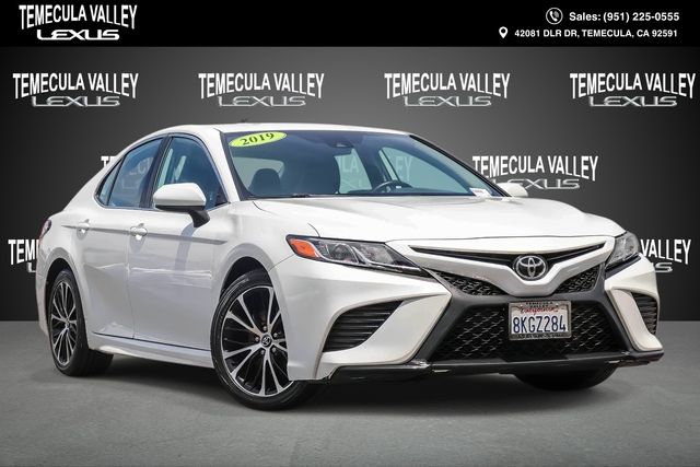 Super White 2019 Toyota Camry Sedan Front-Wheel Drive 8-Speed Automatic