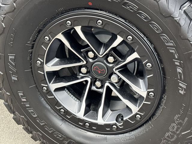 New 2025 Bright White Clear-Coat Exterior Paint Jeep Rubicon X image 19